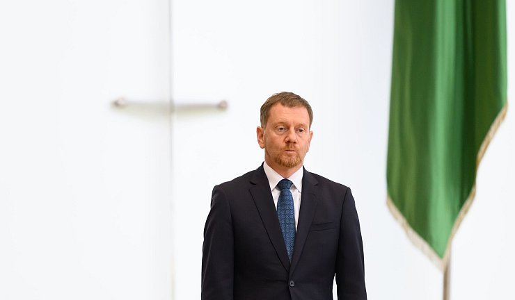 Sachsen Ministerpräsident Michael Kretschmer (CDU) hält die Zahl der ankommenden Flüchtlinge für zu hoch. (Archivbild) - © Robert Michael/dpa