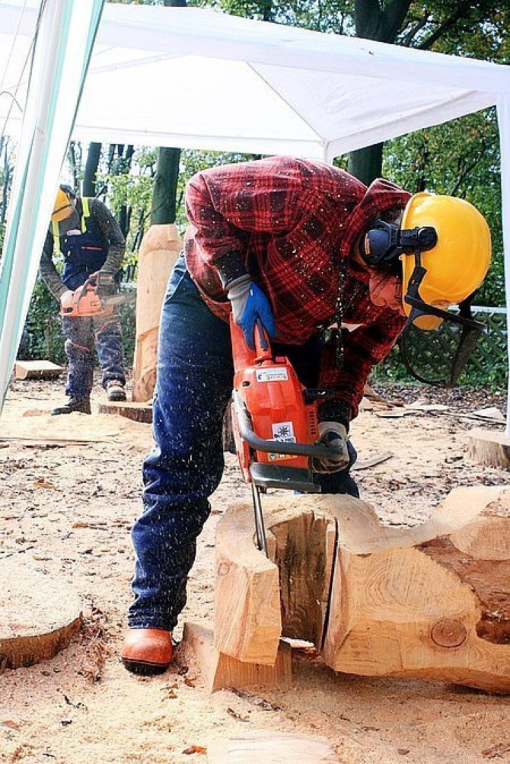 Nicole Bischoff bei der Arbeit an ihrer abstrakten Figur. Die Carving-Kurse des Landesverbandes findet wetterunabhängig statt - dafür stehen Pavillons mit Beleuchtung zur Verfügung. - © Foto: Privat