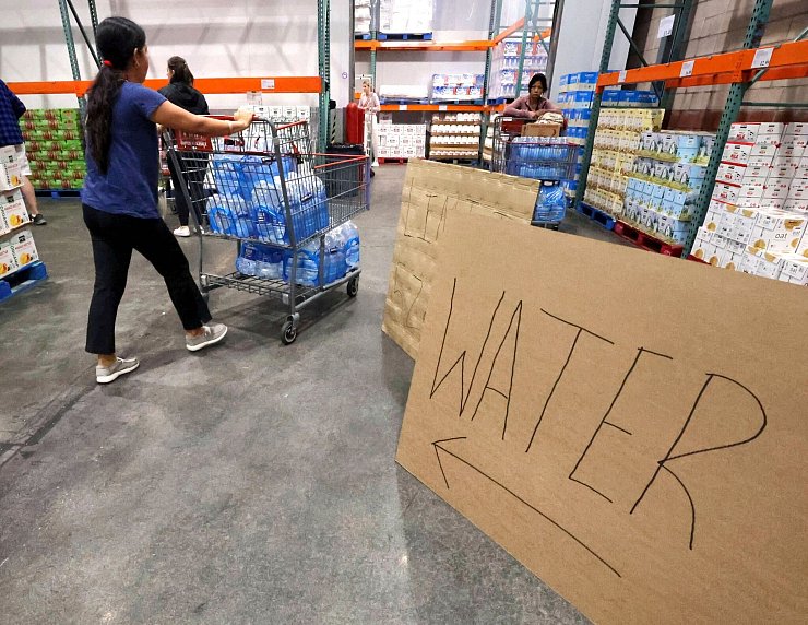 In Florida rüsten sich die Menschen für die Ankunft von «Milton». - © Joe Burbank/Orlando Sentinel/AP