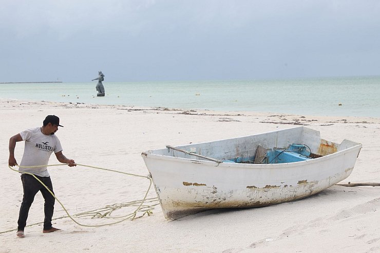Meteorologen erwarten, dass der Hurrikan an der mexikanischen Halbinsel Yucatánan vorbeizieht und Teilen der Küste dort «zerstörerische Wellen» bringt. - © Martin Zetina/AP/dpa
