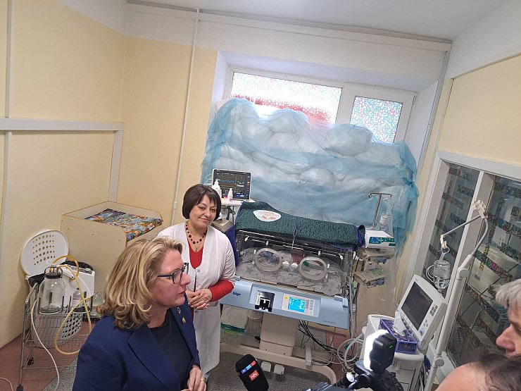 Bundesentwicklungsministerin Svenja Schulze (SPD) war sichtlich gerührt beim Anblick von Frühchen im von einer russischen Rakete getroffenen Kinderkrankenhaus Ochmatdyt in Kiew. - © Andreas Stein/dpa