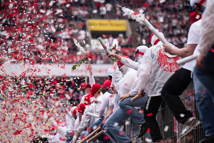 Die Kölner Fans genießen die Vorstellung ihrer Mannschaft. - © Marius Becker/dpa