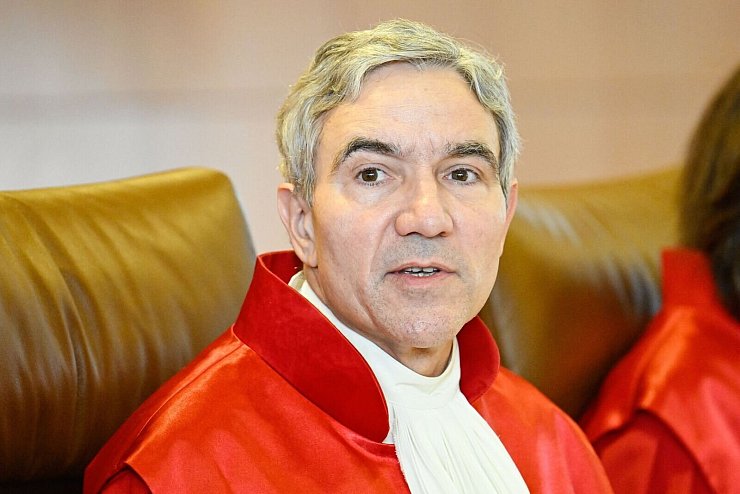 Gerichtspräsident Harbarth verkündet das Urteil. - © Uwe Anspach/dpa