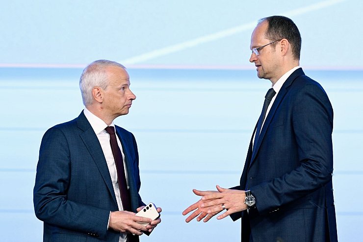 BASF-Finanzchef Dirk Elvermann erläutert die Geschäftsentwicklung. - © Uwe Anspach/dpa