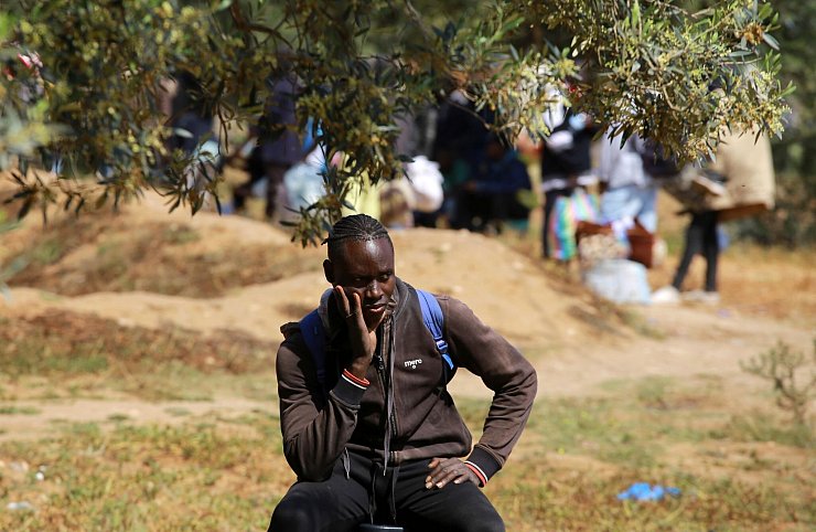 Wie geht es weiter? Ein Migrant aus Subsahara-Afrika sieht zu, wie ein behelfsmäßiges Lager am Rande der tunesischen Hafenstadt Sfax von den Behörden abgebaut wird. - © Anis Mili/AP/dpa