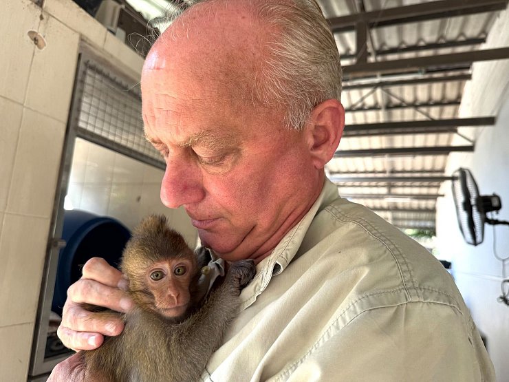 WFFT-Gründer Edwin Wiek kümmert sich liebevoll um ein verletztes Äffchen im Wildlife Hospital. - © Carola Frentzen/dpa