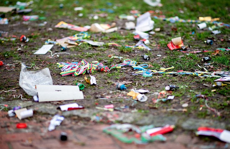 Die Reste einer Silvesternacht können zur Gefahr für Tiere werden. (Archivbild) - © Hauke-Christian Dittrich/dpa