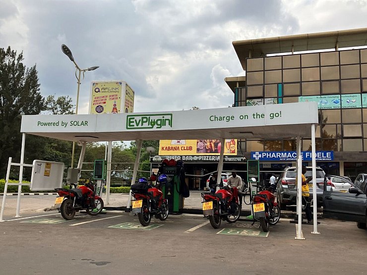 Eine E-Moto-Ladestation in Kigali. Noch sind wenige Fahrer auf Elektromobilität umgestiegen. - © David Renke/dpa