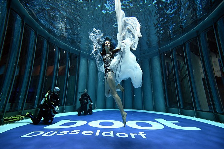 Im Tauchturm der Wassersportmesse «Boot» sind auch Meerjungfrauen zu sehen. Die Messe startet am 18. Januar und dauert neun Tage. - © Federico Gambarini/dpa