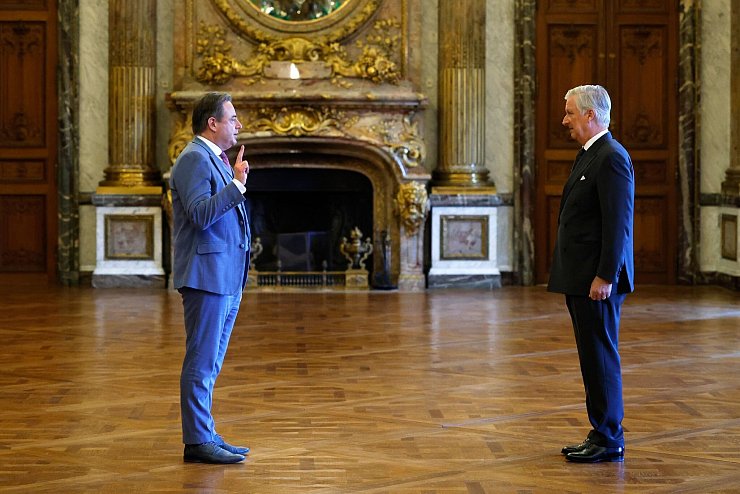 «Und jetzt an die Arbeit», schrieb der neue Regierungschef Belgiens, Bart De Wever, nach der Vereidigung auf der Plattform X. - © Omar Havana/AP/dpa