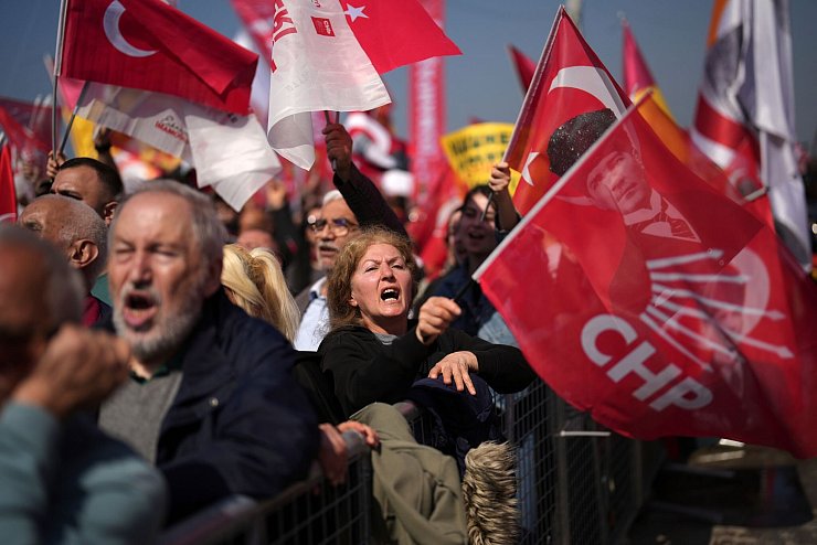 CHP-Anhänger demonstrieren in Istanbul gegen die Festnahme von Bürgermeister Imamoglu. - © Francisco Seco/AP/dpa