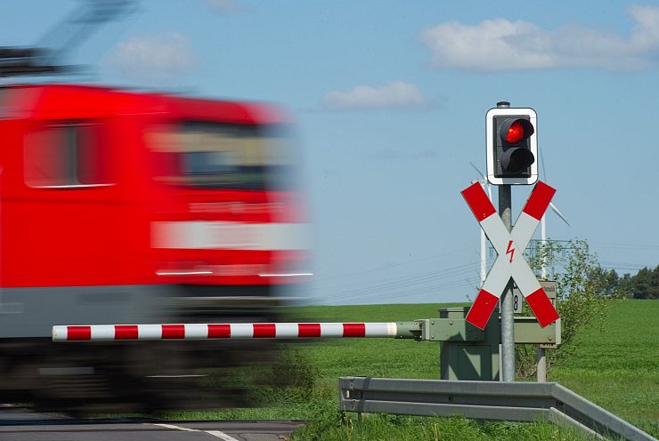Auch ein Fahrgast erlitt eichte Verletzungen. (Symbolfoto) - © Patrick Pleul/dpa-Zentralbild/dpa
