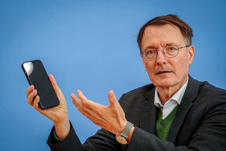 Gesundheitsminister Karl Lauterbach (SPD) wirbt für die E-Patientenakte.(Archivbild) - © Kay Nietfeld/dpa