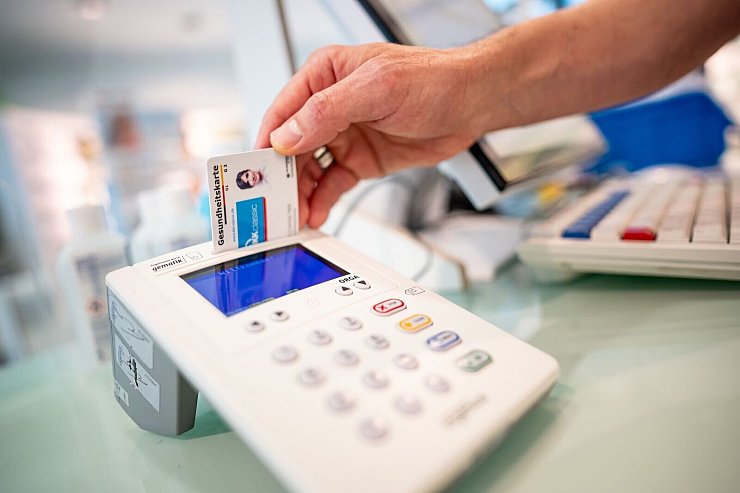 Die Gesundheitskarte ist der Türöffner zur elektronischen Patientenakte. Wird sie ins Lesegerät gesteckt, bekommt die Praxis Einblick in Befunde, Arztbriefe und andere Gesundheitsdokumente des Patienten. (Archivbild) - © Fabian Sommer/dpa/dpa-tmn