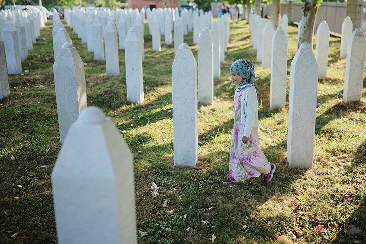 Mehr als 8.000 bosnische Muslime wurden im Raum Srebrenica von bosnisch-serbischen Truppen getötet. - © Armin Durgut/AP/dpa