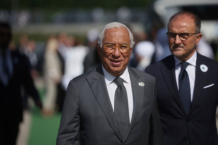 Der Präsident des Europäischen Rates, Antonio Costa, war einer der internationalen Gäste bei der Gedenkfeier zum Massaker von Srebrenica. - © Armin Durgut/AP/dpa