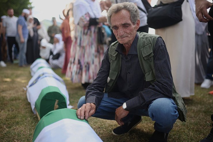 Sieben weitere identifizierte Opfer des Massakers von Srebrenica von 1995 werden am Internationalen Gedenktag beigesetzt. - © Armin Durgut/AP/dpa