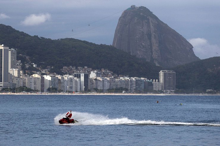 Für die Kinder gab es Geschenke vom Jetski aus. - © Bruna Prado/AP Photo/dpa