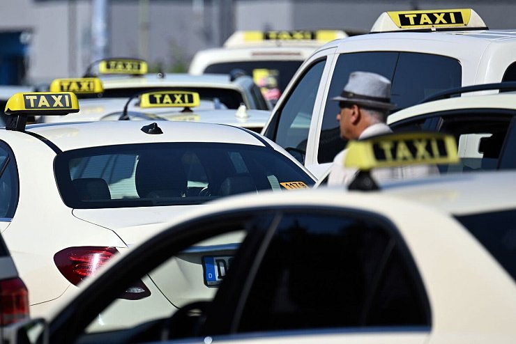 Die Branche sieht in Mietwagenplattformen wie Uber und Bolt einen unfairen Wettbewerb, weil deren Preise nicht behördlich reguliert werden. - © Federico Gambarini/dpa