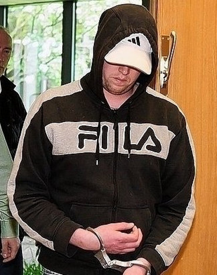 Sascha G. aus Hiddenhausen wird in den Gerichtssaal geführt. - © FOTO: ANDREAS ZOBE