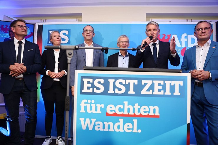 Auch der Thüringer AfD-Landesvorsitzende Björn Höcke kam zur Potsdamer Wahlparty. - © Christoph Soeder/dpa