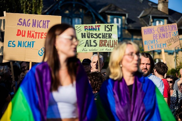 Protest gegen die AfD-Wahlparty in Potsdam. - © Christoph Soeder/dpa