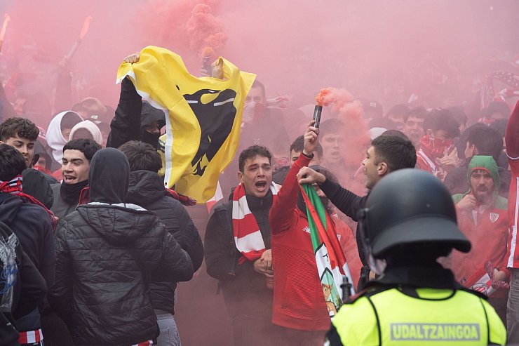 Die Zusammenstöße geschahen außerhalb des Stadions. - © David De Haro/EUROPA PRESS/dpa