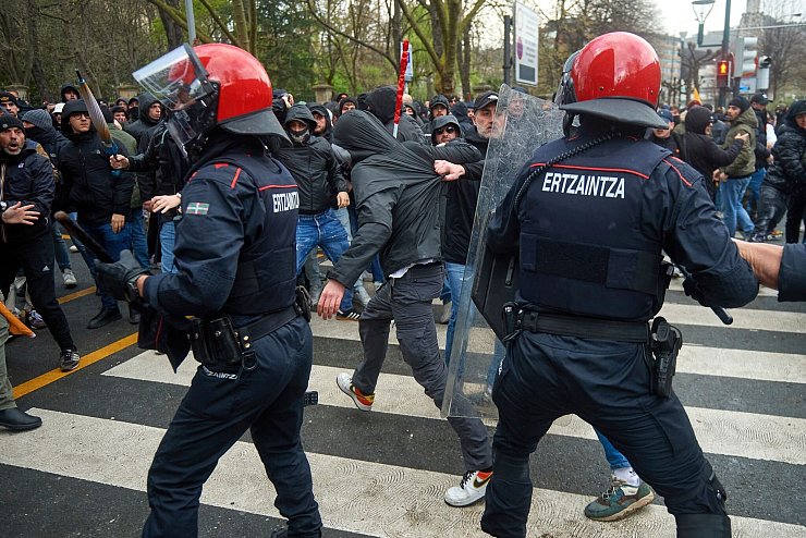Die Polizei hatte alle Hände voll zu tun in Bilbao. - © Miguel Oses/AP/dpa