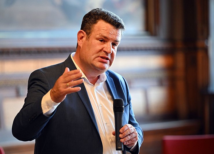 Hubertus Heil will in der Krise Stellen sichern. - © Martin Schutt/dpa