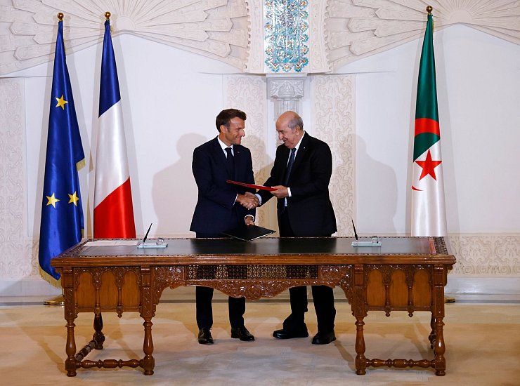 Frankreichs Präsident Macron und sein algerischer Amtskolleg Tebboune waren zuletzt um eine Entspannung zwischen beiden Ländern bemüht (Archivbild). - © Ludovic Marin/AFP POOL/AP/dpa