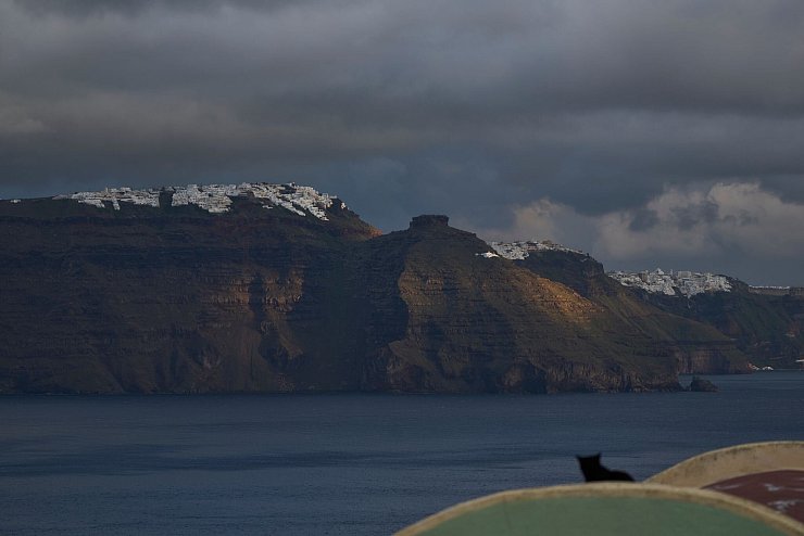 Ob die Gefahr eines großen Bebens auf Santorini vorbei ist, bleibt abzuwarten. (Archivfoto) - © Petros Giannakouris/AP/dpa