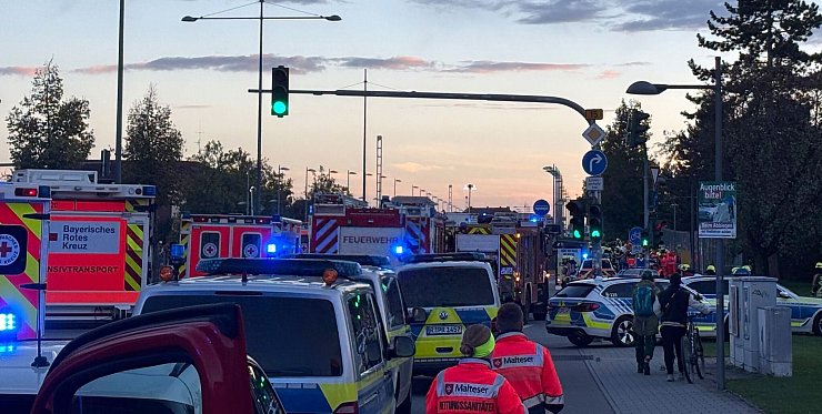 Zur Unfallursache machte die Polizei zunächst keine Angaben. - © vifogra/dpa