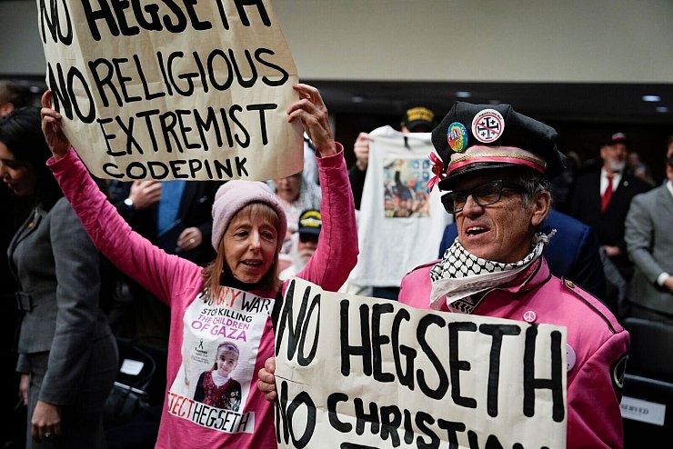 Die Gruppe «Code Pink» gehört zu jenen, die gegen Hegseths Nominierung protestieren. - © Ben Curtis/AP/dpa