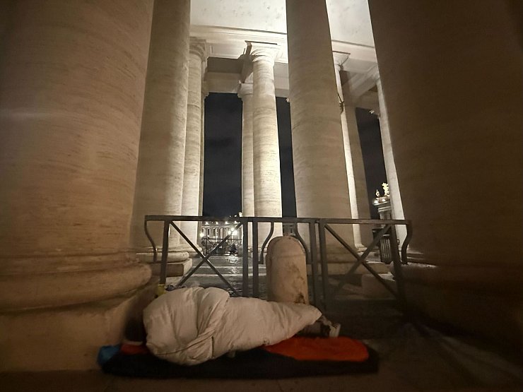 Auch dicke Schlafsäcke reichen jetzt nicht wirklich aus. - © Christoph Sator/dpa