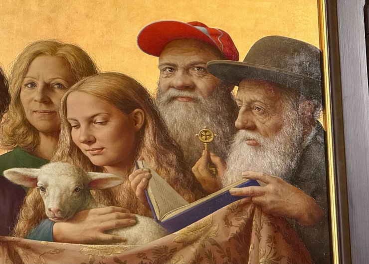 Mit roter Basketballmütze und etwas versteckt: Der Ausschnitt zeigt den deutschen Obdachlosen Burkhard Scheffler als Petrus. - © Christoph Sator/dpa