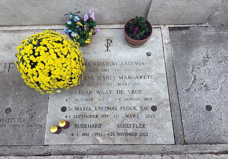 Die Urne ist auf dem Friedhof Campo Santo Teutonico bestattet. - © Christoph Sator/dpa