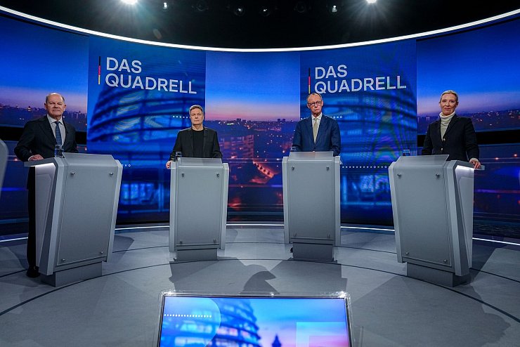 Die vier Kanzlerkandidaten von SPD, Union, Grünen und AfD streiten über Migration, Inflation, Energiekosten und andere Themen. - © Kay Nietfeld/dpa-Pool/dpa