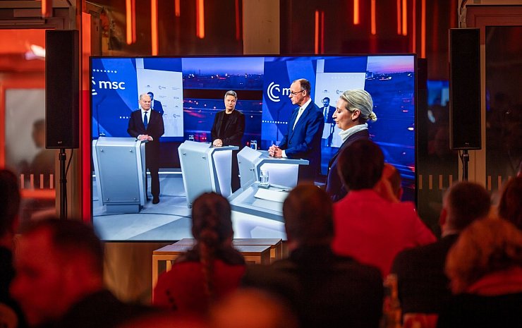 Die vier Kanzlerkandidaten von SPD, Union, Grünen und AfD streiten über Migration, Inflation, Energiekosten und andere Themen. - © Michael Kappeler/dpa