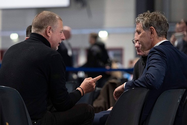 Höcke unterhält sich im Gästebereich der Parteitagshalle in Riesa mit Götz Kubitschek (r.), Verleger, Publizist und politischer Aktivist der Neuen Rechten. - © Sebastian Kahnert/dpa