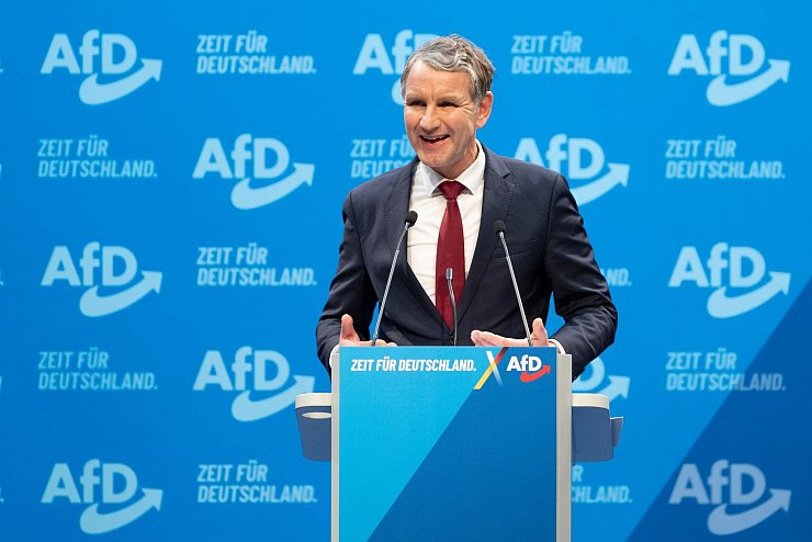 AfD-Rechtsaußen Björn Höcke spricht zu mehreren Änderungsanträgen am Wahlprogramm. - © Sebastian Kahnert/dpa