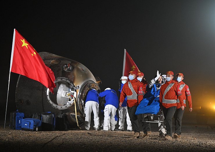 Die Rückkehr der «Shenzhou 18» zur Erde von der Raumstation dauerte mehrere Stunden. - © Lian Zhen/XinHua/dpa
