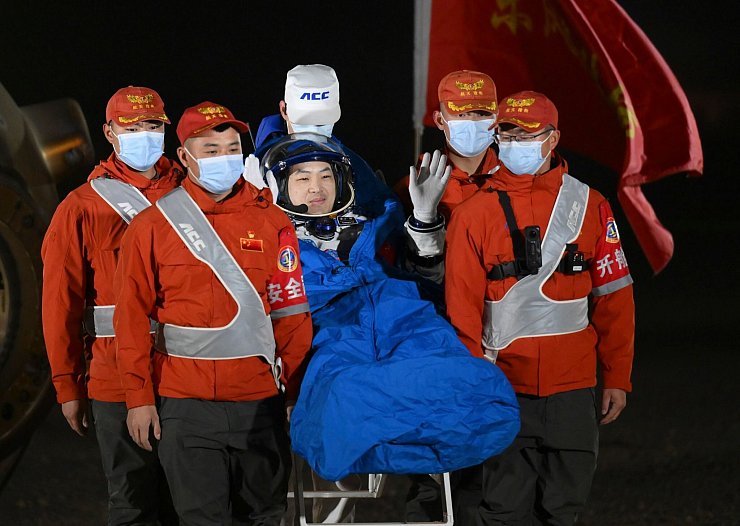 Die drei Raumfahrer sind alle ausgebildete Kampfpiloten der Volksbefreiungsarmee. - © Li Zhipeng/XinHua/dpa