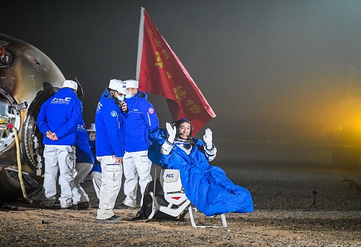 Raumfahrer Li Cong versprach, so schnell wie möglich wieder fit zu werden und für neue Einsätze zu trainieren. - © Lian Zhen/XinHua/dpa