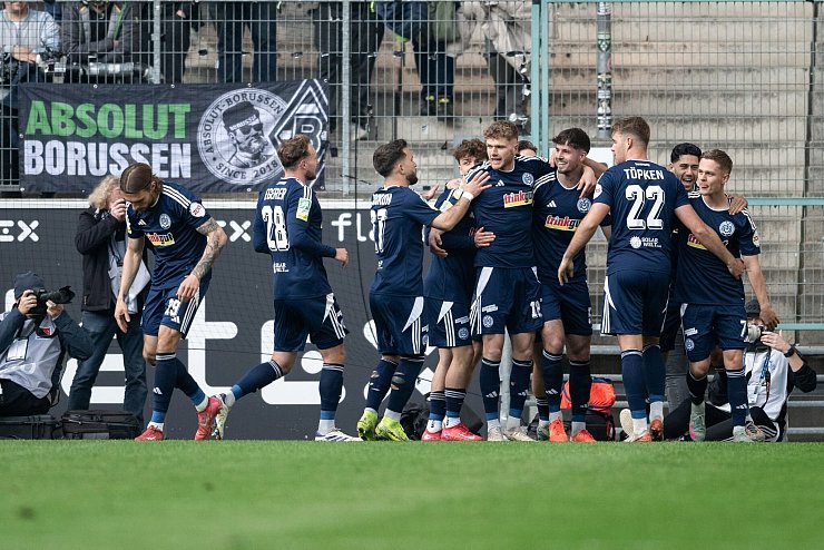 Früher Duisburger Jubel nach Tobias Flecksteins 1:0 in der 6. Minute. - © Fabian Strauch/dpa