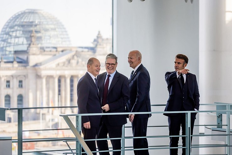 Die Vierer-Runde hatte einige Themen zu besprechen. - © Christoph Soeder/dpa
