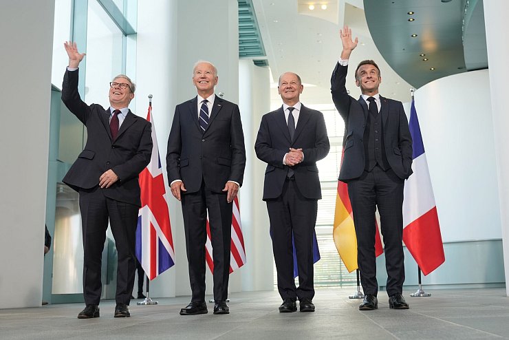 Biden und Scholz trafen sich auch mit dem französischen Präsidenten und dem britischen Premier. - © Michael Kappeler/dpa