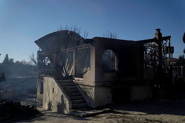 Bei Athen wurden 13 Häuser von einem Großbrand stark beschädigt, manche sogar völlig zerstört. - © Thanassis Stavrakis/AP/dpa