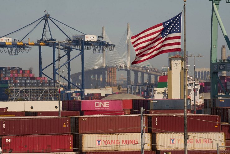 Die EU will die geplanten Gegenzölle auf US-Produkte vorerst nicht in Kraft setzen. - © Damian Dovarganes/AP/dpa
