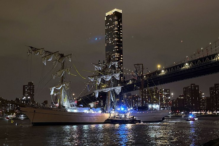 Das Ausbildungsschiff der mexikanischen Marine war am Abend verunglückt. - © Kyle Viterbo/AP/dpa