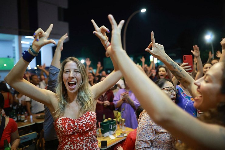 Nach der Verurteilung Bolsonaros zu einer langen Haftstrafe feiern seine Gegner. - © Luis Nova/AP/dpa
